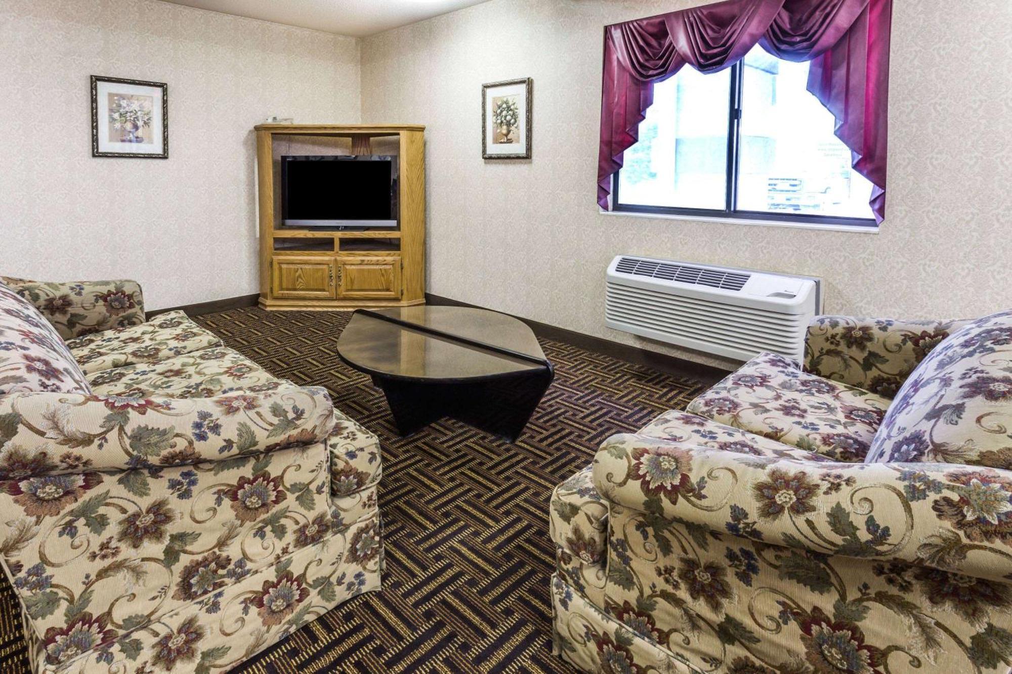 Super 8 By Wyndham Yorkville Esterno foto